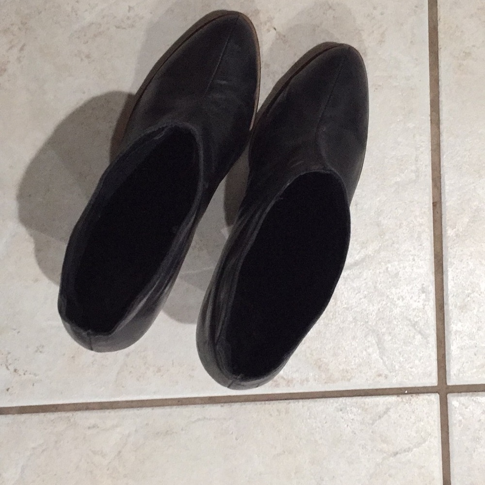 Donald Pliner Black Ankle Boots Ivy style